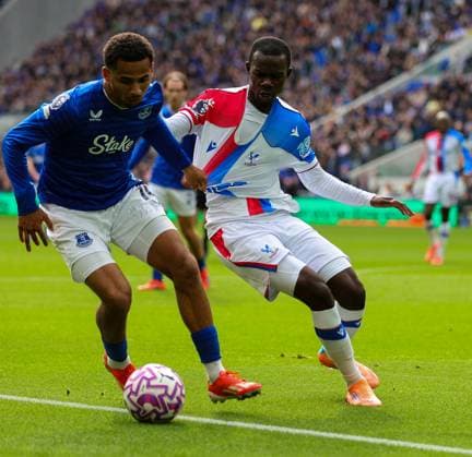 5th October 2025; Hill Dickinson Stadium, Liverpool, England; Premier League Football, Everton versus Crystal Palace; Iliman Ndiaye of Everton FC tracked by Tyrick Mitchell of Crystal Palace  RogerxEvans