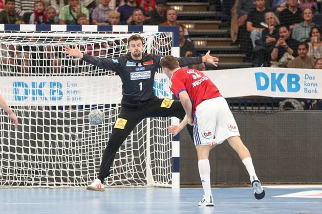 05 10 2025, xgox, Handball Daikin HBL, Handball Sport Verein Hamburg SC Magdeburg emspor, v l Sergey Hernandez Ferrer Magdeburg, 1 on a seven-meter penalty against Nicolaj Jorgensen Hamburg, 11 Hamburg