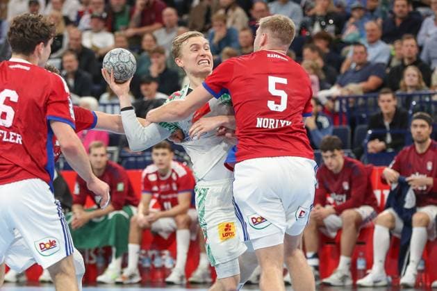 05 10 2025, xgox, Handball Daikin HBL, Handball Sport Verein Hamburg SC Magdeburg emspor, v l Gisli Thorgeir Kristjansson Magdeburg, 10 , Oliver Norlyk Hamburg, 5 duel, duel, fight, tackle Hamburg