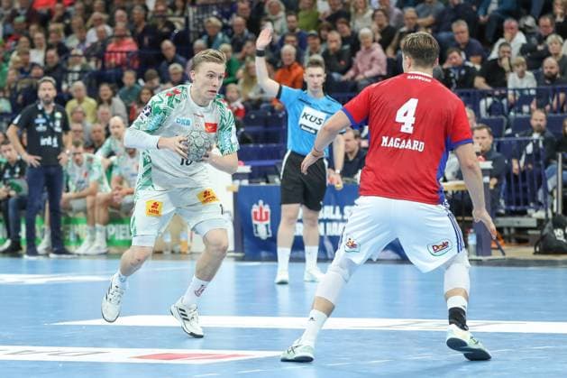 05 10 2025, xgox, Handball Daikin HBL, Handball Sport Verein Hamburg SC Magdeburg emspor, v l Gisli Thorgeir Kristjansson Magdeburg, 10 , Andreas Magaard Hamburg, 4 duel, duel, fight, tackle Hamburg
