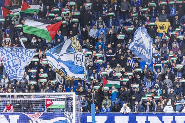 Deportivo Alaves v Elche - La Liga VITORIA-GASTEIZ - OCTOBER 05: Fans wave Palestinian flags during the Week 8 fixture of the Spanish La Liga, where Deportivo Alaves face Elche at Mendizorrotza Stadium in Vitoria-Gasteiz, Spain on October 05, 2025. Pablo Garcia Anadolu Vitoria-Gasteiz Spain. Editorial use only. Please get in touch for any other usage.  Copyright: x2025xAnadoluxPabloxGarciax