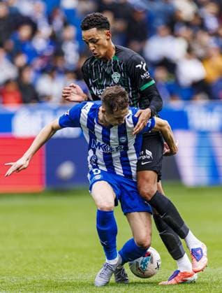 Deportivo Alaves v Elche - La Liga VITORIA-GASTEIZ - OCTOBER 05: Pacheco Dozagarat (Front) of Deportivo Alaves in action during the Week 8 fixture of the Spanish La Liga, where Deportivo Alaves face Elche at Mendizorrotza Stadium in Vitoria-Gasteiz, Spain on October 05, 2025. Pablo Garcia Anadolu Vitoria-Gasteiz Spain. Editorial use only. Please get in touch for any other usage.  Copyright: x2025xAnadoluxPabloxGarciax