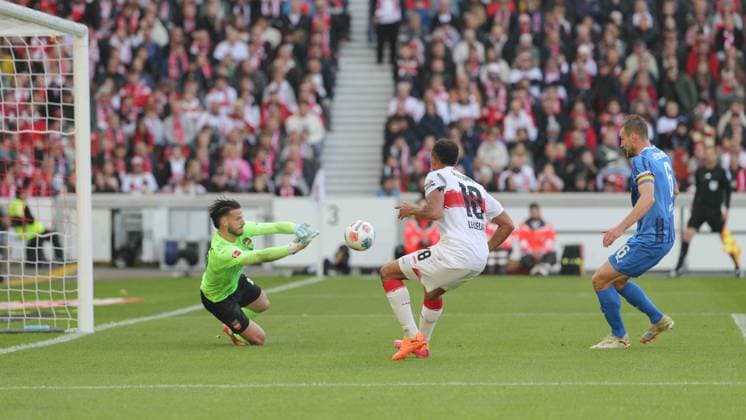 Stuttgart , Bundesliga Soccer VfB Stuttgart vs 1 FC Heidenheim, v l Diant Ramaj Heidenheim Jamie Leweling VfB According to the regulations of the DFL German Soccer League, it is prohibited to use or have used photographs taken in the stadium and or of the match in the form of sequential images and or video-like photo series