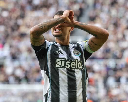 Premier League Newcastle United v Nottingham Forest Bruno Guimaraes of Newcastle Untied celebrates his goal to make it 1-0 during the Premier League match Newcastle United vs Nottingham Forest at St. James s Park, Newcastle, United Kingdom, 5th October 2025 (Photo by Mark Cosgrove News Images) Newcastle St. James s Park Tyne and Wear United Kingdom Copyright: xMarkxCosgrove NewsxImagesx