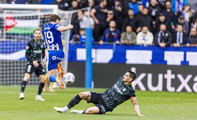 Deportivo Alaves v Elche - La Liga VITORIA-GASTEIZ - OCTOBER 05: Pablo Ibanez (L) of Deportivo Alaves in action during the Week 8 fixture of the Spanish La Liga, where Deportivo Alaves face Elche at Mendizorrotza Stadium in Vitoria-Gasteiz, Spain on October 05, 2025. Pablo Garcia Anadolu Vitoria-Gasteiz Spain. Editorial use only. Please get in touch for any other usage.  Copyright: x2025xAnadoluxPabloxGarciax