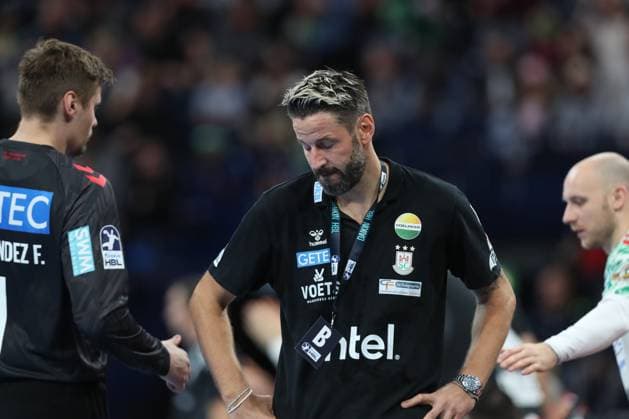05 10 2025, xtgx, Handball Sport Verein SC Magdeburg v l Bennet Wiegert Magdeburg, coach disappointed, looks disappointed, disappointed Hamburg