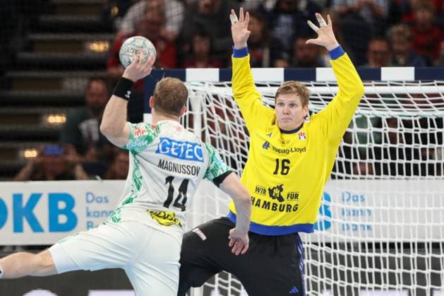 05 10 2025, xtgx, Handball Sport Verein SC Magdeburg v l Omar Ingi Magnusson Magdeburg, 14 , Robin Paulsen Haug Hamburg, 16 Parade, haelt den Ball, faengt den Ball, pariert Hamburg