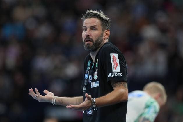 05 10 2025, xtgx, Handball Sport Verein SC Magdeburg v l Bennet Wiegert Magdeburg, coach gives instructions, gesticulates with arms, gives instructions disappointed, looks disappointed, dejected, disappointed Hamburg