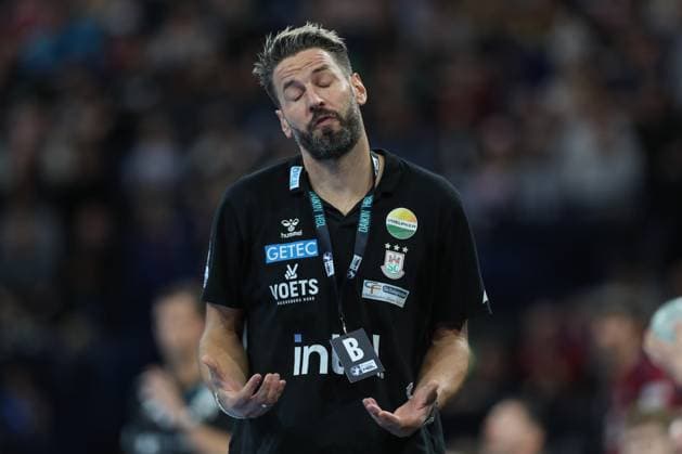 05 10 2025, xtgx, Handball Sport Verein SC Magdeburg v l Bennet Wiegert Magdeburg, coach gives instructions, gesticulates with arms, gives instructions disappointed, looks disappointed, dejected, disappointed Hamburg