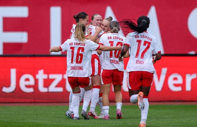 DEU, Nürnberg, FC Nürnberg vs RB Leipzig, Google Pixel Bundesliga, DFB, Saison 2526, Max Morlock Stadion, 5 Spieltag im Bild Tor durch Nikoline Dudek RB Leipzig 24 , Jubel mit dem Team DFB DFL REGULATIONS PROHIBIT ANY USE OF PHOTOGRAPHS AS IMAGE SEQUENCES AND OR QUASI VIDEO, 05 10 2025, Copyright: HMBxMedia HendrikxHamelau