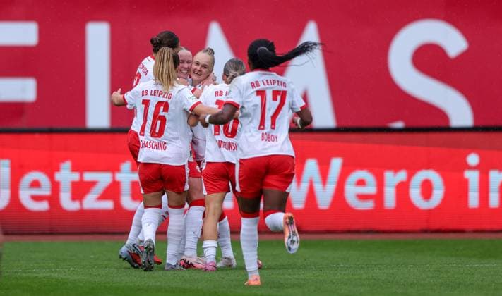 DEU, Nürnberg, FC Nürnberg vs RB Leipzig, Google Pixel Bundesliga, DFB, Saison 2526, Max Morlock Stadion, 5 Spieltag im Bild Tor durch Nikoline Dudek RB Leipzig 24 , Jubel mit dem Team DFB DFL REGULATIONS PROHIBIT ANY USE OF PHOTOGRAPHS AS IMAGE SEQUENCES AND OR QUASI VIDEO, 05 10 2025, Copyright: HMBxMedia HendrikxHamelau