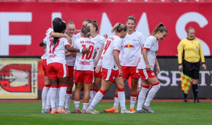 DEU, Nürnberg, FC Nürnberg vs RB Leipzig, Google Pixel Bundesliga, DFB, Saison 2526, Max Morlock Stadion, 5 Spieltag im Bild Tor durch Nikoline Dudek RB Leipzig 24 , Jubel mit dem Team DFB DFL REGULATIONS PROHIBIT ANY USE OF PHOTOGRAPHS AS IMAGE SEQUENCES AND OR QUASI VIDEO, 05 10 2025, Copyright: HMBxMedia HendrikxHamelau