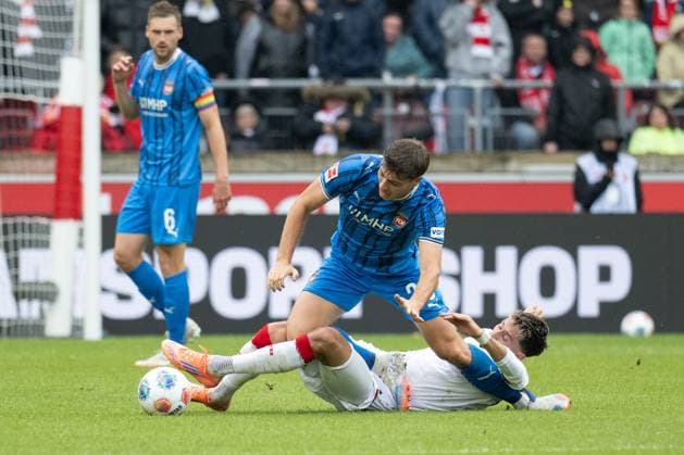 v li in duel Luca Kerber FC Heidenheim, 20 , Atakan Karazor VfB Stuttgart, 16 GER, VfB Stuttgart vs 1 FC Heidenheim, Football, Men, 1 Bundesliga, Matchday 6, Season 2025 2026, 05 10 2025, DFL DFB REGULATES PROHIBIT ANY USE OF PHOTOGRAPHS AS IMAGE SEQUENCES AND OR QUASI VIDEO, GER, VfB Stuttgart vs 1 FC Heidenheim, Football, Men, 1 Bundesliga, Matchday 6, Season 2025 2026, 05 10 2025 Stuttgart Copyright: xEibner-Pressefoto WolfgangxFrankx EP_WFK