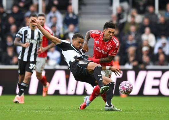 Igor Jesus of Nottingham Forest tussles with Malick Thiaw of Newcastle United Newcastle United v Nottingham Forest, Premier League, Football, St James Park, Newcastle, UK - 05 Oct 2025Newcastle St James Park United Kingdom EDITORIAL USE ONLY No use with unauthorised audio, video, data, fixture lists, club league logos or live services. Online in-match use limited to 120 images, no video emulation. No use in betting, games or single club league player publications. Copyright: xRichardxLee Shutterstockx 15515863bd