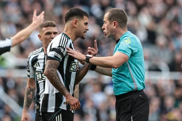 Premier League Newcastle United v Nottingham Forest Bruno Guimaraes of Newcastle Untied speaks to referee Peter Bankes after Newcastle win a foul during the Premier League match Newcastle United vs Nottingham Forest at St. James s Park, Newcastle, United Kingdom, 5th October 2025 (Photo by Mark Cosgrove News Images) Newcastle St. James s Park Tyne and Wear United Kingdom Copyright: xMarkxCosgrove NewsxImagesx