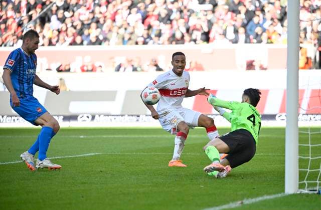 Goalkeeper Diant Ramaj 1 FC Heidenheim 1846 FCH 41 saves from action Goal chance Jamie Leweling VfB Stuttgart 18 Patrick Mainka 1 FC Heidenheim 1846 FCH 06 VfB Stuttgart vs 1 FC Heidenheim FCH 05 10 2025 DFL REGULATIONS PROHIBIT ANY USE OF PHOTOGRAPHS AS IMAGE SEQUENCES AND OR QUASI VIDEO VfB Stuttgart vs 1 FC Heidenheim FCH