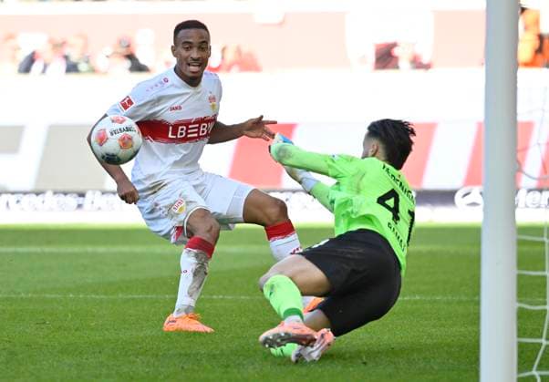 Goalkeeper Diant Ramaj 1 FC Heidenheim 1846 FCH 41 saves from action Goal chance Jamie Leweling VfB Stuttgart 18 VfB Stuttgart vs 1 FC Heidenheim FCH 05 10 2025 DFL REGULATIONS PROHIBIT ANY USE OF PHOTOGRAPHS AS IMAGE SEQUENCES AND OR QUASI VIDEO VfB Stuttgart vs 1 FC Heidenheim FCH
