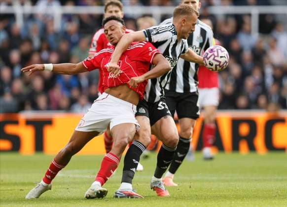 Newcastle United v Nottingham Forest - Premier League Dan Ndoye of Nottingham Forest and Dan Burn of Newcastle United challenge during the Premier League match between Newcastle United and Nottingham Forest at St James Park on October 5, 2025 in Newcastle upon Tyne, England. Newcastle upon Tyne St. James Park England United Kingdom Copyright: xRichardxSellers Sportsphoto APLx 14137349
