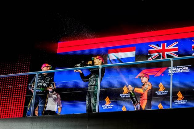 Formula 1 Singapore Airlines Singapore Grand Prix 2025 Alexis Perrin OVERTAKE MAXPPP - Singapore 05 10 2025 63 RUSSELL George (gbr), Mercedes AMG Petronas, portrait race winner, 01 VERSTAPPEN Max (nld), Oracle Red Bull Racing, and 04 NORRIS Lando (gbr), McLaren F1 Team, portrait podium at the Formula 1 Singapore Airlines Singapore Grand Prix 2025, the 18th round of the 2025 FIA Formula 1 World Championship, WM, Weltmeisterschaft at the Marina Bay Street Circuit in Singapore, Singapore, from 2 to 5 October 2025 Singapore Marina Bay Street Circuit Singapore Copyright: xOVERTAKE MAXPPPxAlexisxPerrinx OVT202510055802 OVT202510055802