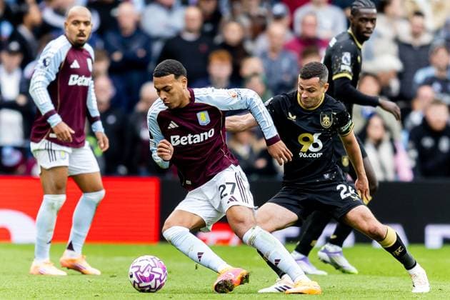 Aston Villa v Burnley Premier League 05 10 2025. Aston Villa midfielder Morgan Rogers (27) battles for possession during the Premier League match between Aston Villa and Burnley at Villa Park, Birmingham, England on 5 October 2025. Birmingham Villa Park West Midlands England Editorial use only DataCo restrictions apply See www.football-dataco.com , Copyright: xManjitxNarotrax PSI-23003-0049