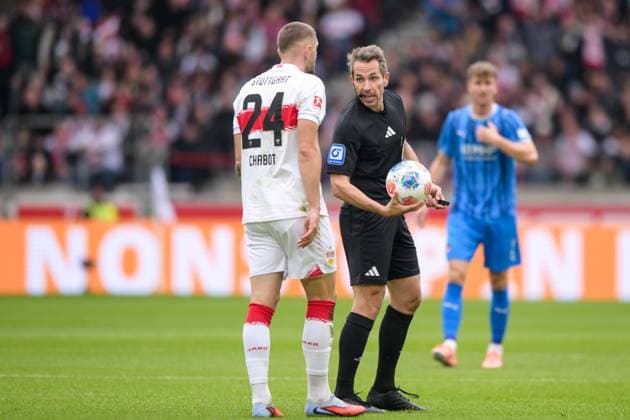 Soccer, 1 Bundesliga, 20251005, VfB Stuttgart 1 FC Heidenheim 1846 Pictured from l Jeff CHABOT Stuttgart, 24 , Referee Tobias STIELER Referee ball Stuttgart MHP Arena Baden Württemberg Germany Copyright: Passion2Press MarkusxFischerx