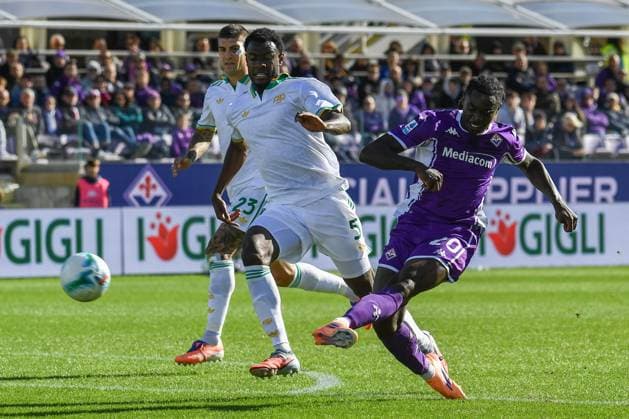 Bioty Moise Kean (Fiorentina) shoots towards the goal during ACF Fiorentina vs AS Roma, Italian soccer Serie A match in Florence, Italy, October 05 2025  Copyright: xFabioxFagiolini IPAxSportx xipa-agency.netx xx IPA_66184783 IPA_Agency_IPA66184783