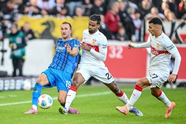 Jonas Föhrenbach (1. FC Heidenheim 1846), Lorenz Assignon (VfB Stuttgart) und Badredine Bouanani (VfB Stuttgart) im Zweikampf waehrend des spiels der Bundesliga zwischen VfB Stuttgart und 1. FC Heidenheim 1846, MHPArena Stuttgart am 05. October 2025 in Stuttgart, Deutschland. (Foto von Harry Langer DeFodi Images) +++ Jonas Föhrenbach (1. FC Heidenheim 1846), Lorenz Assignon (VfB Stuttgart) und Badredine Bouanani (VfB Stuttgart) battle for the ball during the Bundesliga match between VfB Stuttgart and 1. FC Heidenheim 1846 at MHPArena Stuttgart on October 5, 2025 in Stuttgart, Germany. (Photo by Harry Langer DeFodi Images) DFL regulations prohibit any use of photographs as image sequences and or quasi-video. (Photo by Harry Langer DeFodi Images) DFL regulations prohibit any use of photographs as image sequences and or quasi-video. Jonas Föhrenbach 1 FC Heidenheim 1846 , Lorenz Assignon VfB Stuttgart and Badredine Bouanani VfB Stuttgart in a duel during the Bundesliga match between VfB Stuttgart and 1 FC Heidenheim 1846, MHPArena Stuttgart on October 05, 2025 in Stuttgart, Germany Photo by Harry Langer DeFodi Images Jonas Föhrenbach 1 FC Heidenheim 1846 , Lorenz Assignon VfB Stuttgart and Badredine Bouanani VfB Stuttgart battle for the ball during the Bundesliga match between VfB Stuttgart and 1 FC Heidenheim 1846 at MHPArena Stuttgart on October 5, 2025 in Stuttgart, Germany Photo by Harry Langer DeFodi Images DFL regulations prohibit any use of photographs as image sequences and or quasi video Photo by Harry Langer DeFodi Images DFL regulations prohibit any use of photographs as image sequences and or quasi video