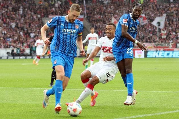 05 10 2025, xrekx, Fußball 1 Bundesliga, VfB Stuttgart 1 FC Heidenheim v l Patrick Mainka 1 FC Heidenheim 1846 Jamie Leweling VfB Stuttgart Omar TraorÃ 1 FC Heidenheim 1846 Zweikampf, Aktion, action, battle for the ball DFL DFB REGULATIONS PROHIBIT ANY USE OF PHOTOGRAPHS as IMAGE SEQUENCES and or QUASI VIDEO Stuttgart