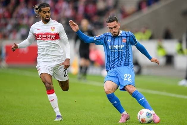 Soccer, 1 Bundesliga, 20251005, VfB Stuttgart 1 FC Heidenheim 1846 In the picture from l Lorenz Amegnon ASSIGNON Stuttgart, 22 , Arijon IBRAHIMOVIC Heidenheim, 22 flank pass pass ball Stuttgart MHP Arena Baden Württemberg Germany Copyright: Passion2Press MarkusxFischerx