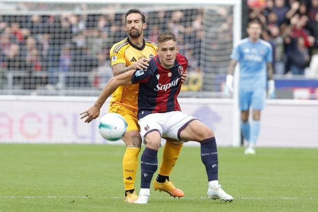 Thijs Dallinga of Bologna FC under pressure from Antonio Caracciolo of Pisa SC during the match of 6th day of the Serie A Championship between Bologna FC and Pisa SC at the Renato Dall Ara Stadium on 5 October 2025 in Bologna, Italy. during Bologna FC vs Pisa SC, Italian soccer Serie A match in Bologna, Italy, October 05 2025  Copyright: xEmanuelexPennacchio IPAxSportx xipa-agency.netx xx IPA_66184830 IPA_Agency_IPA66184830
