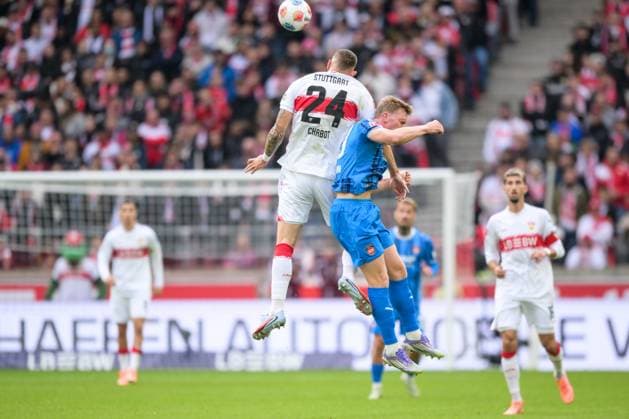 Soccer, 1 Bundesliga, 20251005, VfB Stuttgart 1 FC Heidenheim 1846 Pictured from l Jeff CHABOT Stuttgart, 24 , Mikkel KAUFMANN Heidenheim, 29 Header duel Stuttgart MHP Arena Baden Württemberg Germany Copyright: Passion2Press MarkusxFischerx
