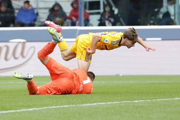Lukasz Skorupski of Bologna FC under pressure from Lisandru Tramoni of Pisa SC during the match of 6th day of the Serie A Championship between Bologna FC and Pisa SC at the Renato Dall Ara Stadium on 5 October 2025 in Bologna, Italy. during Bologna FC vs Pisa SC, Italian soccer Serie A match in Bologna, Italy, October 05 2025  Copyright: xEmanuelexPennacchio IPAxSportx xipa-agency.netx xx IPA_66184839 IPA_Agency_IPA66184839
