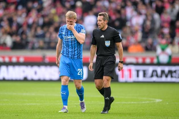 Soccer, 1 Bundesliga, 20251005, VfB Stuttgart 1 FC Heidenheim 1846 Pictured from l Finn JELTSCH Stuttgart, 29 , Referee Tobias STIELER Stuttgart MHP Arena Baden Württemberg Germany Copyright: Passion2Press MarkusxFischerx