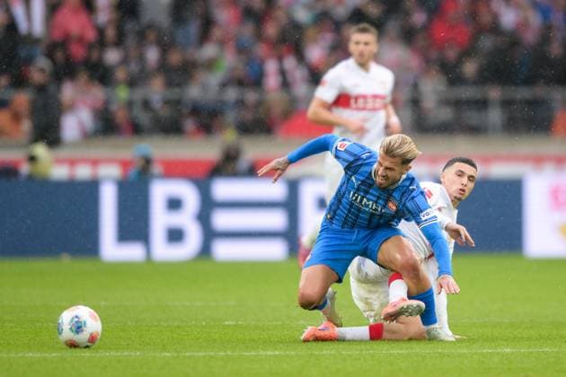 Soccer, 1 Bundesliga, 20251005, VfB Stuttgart 1 FC Heidenheim 1846 Pictured from l Niklas DORSCH Heidenheim, 30 , Bilal EL KHANNOUSS Stuttgart, 11 Straddle tackle ball Stuttgart MHP Arena Baden Württemberg Germany Copyright: Passion2Press MarkusxFischerx