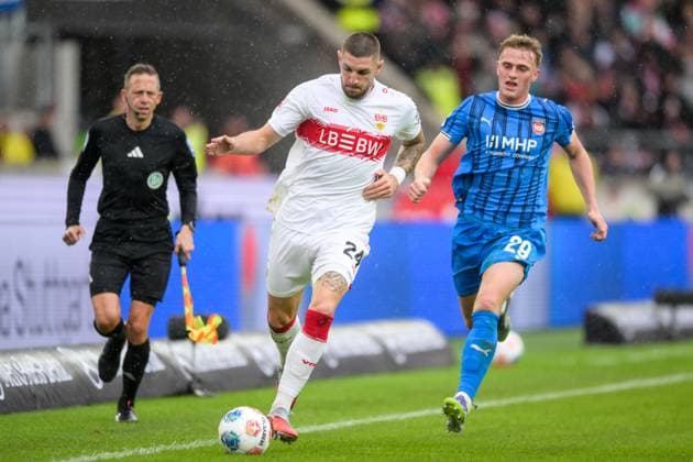 Soccer, 1 Bundesliga, 20251005, VfB Stuttgart 1 FC Heidenheim 1846 Pictured from l Jeff CHABOT Stuttgart, 24 Dribbling Ball, Mikkel KAUFMANN Heidenheim, 29 Stuttgart MHP Arena Baden Württemberg Germany Copyright: Passion2Press MarkusxFischerx