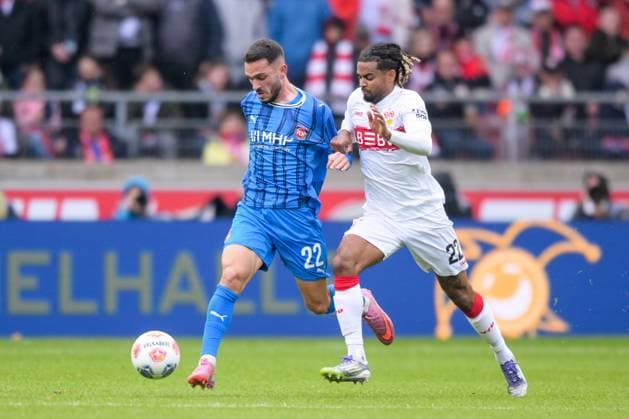 Soccer, 1 Bundesliga, 20251005, VfB Stuttgart 1 FC Heidenheim 1846 In the picture from l Arijon IBRAHIMOVIC Heidenheim, 22 , Lorenz Amegnon ASSIGNON Stuttgart, 22 duel ball Stuttgart MHP Arena Baden Württemberg Germany Copyright: Passion2Press MarkusxFischerx