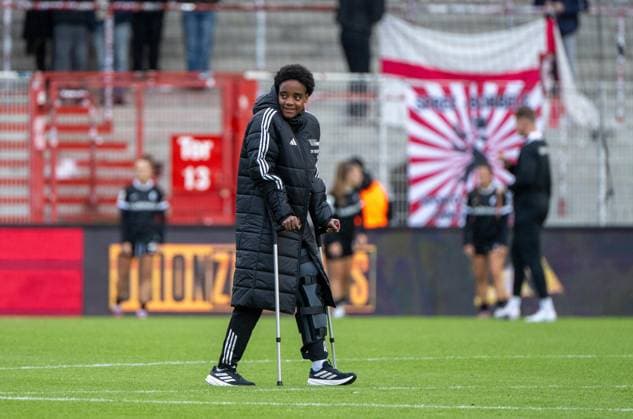 Soccer, Women, Season 2025 2026, Google Pixel Women Bundesliga 5 Matchday , 1 FC Union Berlin SC Freiburg 0 3 , Naika Reissner 1 Women 1 FC Union injured on crutches, disappointment after final whistle, 05 10 2025, Copyright: xMatthiasxKochx