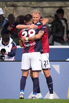 Bologna s Jens Odgaard celebrates with Bologna s Nicolo Cambiaghi after scoring the 4-0 goal for his team during the Serie A soccer match between Bologna and Pisa at the Renato Dall™Ara Stadium in Bologna, north Italy - Sunday, October 5, 2025 -  Copyright: xMassimoxPaolone LaPressex