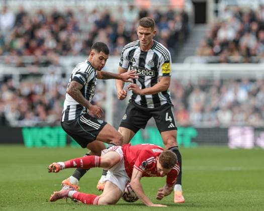 Premier League Newcastle United v Nottingham Forest Elliot Anderson of Nottingham Forest is fouled by Bruno Guimaraes of Newcastle Untied during the Premier League match Newcastle United vs Nottingham Forest at St. James s Park, Newcastle, United Kingdom, 5th October 2025 (Photo by Mark Cosgrove News Images) Newcastle St. James s Park Tyne and Wear United Kingdom Copyright: xMarkxCosgrove NewsxImagesx