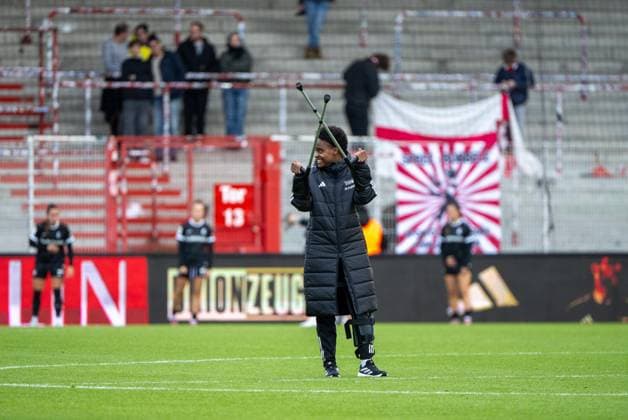 Soccer, Women, Season 2025 2026, Google Pixel Women Bundesliga 5 Matchday , 1 FC Union Berlin SC Freiburg 0 3 , Naika Reissner 1 Women 1 FC Union injured on crutches, disappointment after final whistle, 05 10 2025, Copyright: xMatthiasxKochx