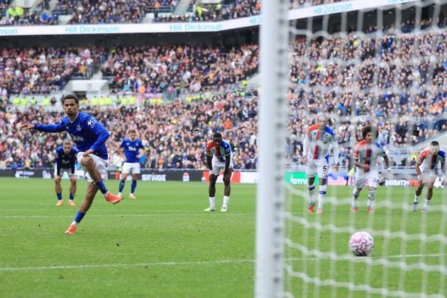 Fußball Premier League Everton gegen Crystal Palace 5. Oktober 2025 Premier League Everton gegen Crystal Palace Iliman Ndiaye von Everton erzielt das erste Tor durch einen Elfmeter Foto Simon Stacpoole Abseits Liverpool UK  Copyright: xSimonxStacpoolexOffside