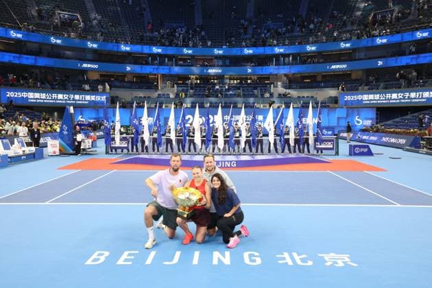 (251005) -- BEIJING, Oct. 5, 2025 -- Amanda Anisimova (C) reacts during the awarding ceremony after the women s singles final match between Amanda Anisimova of the United States and Linda Noskova of the Czech Republic at 2025 China Open tennis tournament in Beijing, China, Oct. 5, 2025. ) (SP)CHINA-BEIJING-TENNIS-CHINA OPEN-WOMEN S SINGLES-FINAL (CN) BaixXuefei 
