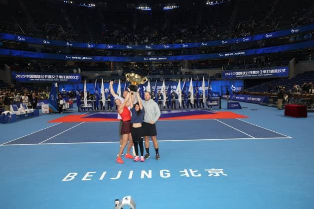 (251005) -- BEIJING, Oct. 5, 2025 -- Amanda Anisimova (L) reacts during the awarding ceremony after the women s singles final match between Amanda Anisimova of the United States and Linda Noskova of the Czech Republic at 2025 China Open tennis tournament in Beijing, China, Oct. 5, 2025. ) (SP)CHINA-BEIJING-TENNIS-CHINA OPEN-WOMEN S SINGLES-FINAL (CN) BaixXuefei 