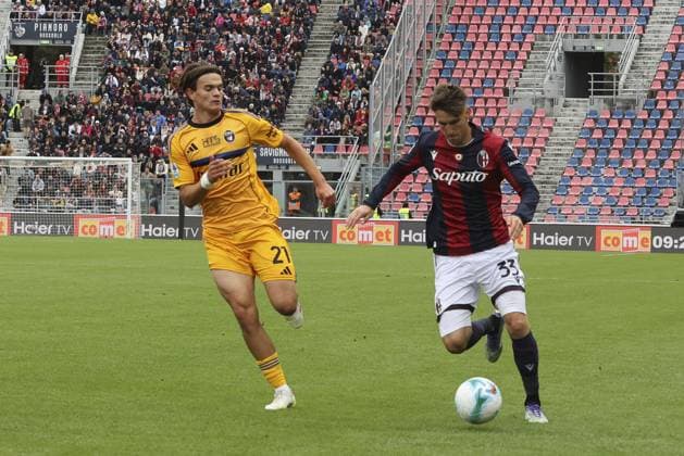 Juan Miranda Gonzalez Miranda of Bologna FC competes for the ball with Isak Vural of Pisa SC during Bologna BFC vs Pisa SC, 6Â° Serie A Enilive 2025-26 game at Renato Dall Ara stadium in Bologna (BO), Italy, on October 05, 2025.  Copyright: xDavidexCasentini IPAxSportx xipa-agency.netx xx IPA_66185690 IPA_Agency_IPA66185690