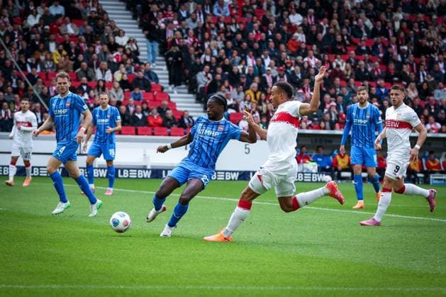 Omar Traore 23 1FC Heidenheim 1846 in front of Jamie Leweling 18 VfB Stuttgart on the ball, VfB Stuttgart vs 1 FC Heidenheim 1846, DFL, Bundesliga, Saison 2025 2026, MHP Arena, Hinrunde, 6 Spieltag, 05 10 2025 DFB regulations prohibit any use of photographs as image sequences and or quasi video Stuttgart Baden Wuerttemberg Germany Copyright: xkolbert-press MartinxAgüerax