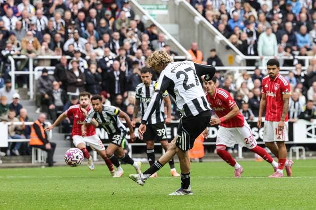Premier League Newcastle United v Nottingham Forest Nick Woltemade of Newcastle United scores a penalty to make it 2-0 during the Premier League match Newcastle United vs Nottingham Forest at St. James s Park, Newcastle, United Kingdom, 5th October 2025 (Photo by Mark Cosgrove News Images) Newcastle St. James s Park Tyne and Wear United Kingdom Copyright: xMarkxCosgrove NewsxImagesx