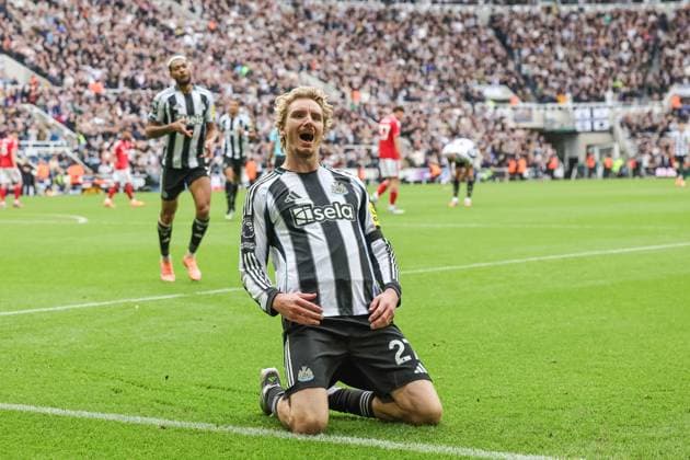 Premier League Newcastle United v Nottingham Forest Nick Woltemade of Newcastle United celebrates his goal to make it 2-0 during the Premier League match Newcastle United vs Nottingham Forest at St. James s Park, Newcastle, United Kingdom, 5th October 2025 (Photo by Mark Cosgrove News Images) Newcastle St. James s Park Tyne and Wear United Kingdom Copyright: xMarkxCosgrove NewsxImagesx