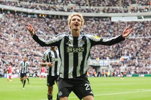 Premier League Newcastle United v Nottingham Forest Nick Woltemade of Newcastle United celebrates his goal to make it 2-0 during the Premier League match Newcastle United vs Nottingham Forest at St. James s Park, Newcastle, United Kingdom, 5th October 2025 (Photo by Mark Cosgrove News Images) Newcastle St. James s Park Tyne and Wear United Kingdom Copyright: xMarkxCosgrove NewsxImagesx