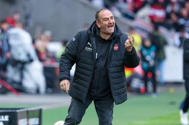 Head coach Frank Schmidt 1FC Heidenheim 1846 gesticulates, gives energetic instructions, VfB Stuttgart vs 1 FC Heidenheim 1846, DFL, Bundesliga, Saison 2025 2026, MHP Arena, Hinrunde, 6 Spieltag, 05 10 2025 DFB regulations prohibit any use of photographs as image sequences and or quasi video Stuttgart Baden Wuerttemberg Germany Copyright: xkolbert-press MartinxAgüerax