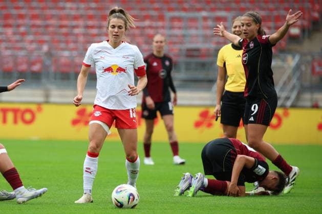 05 10 2025 Soccer Season 2025 2026 1 Google Pixel Women Bundesliga 05 Matchday 1 FC Nürnberg FCN Club Clubfrauen RB Leipzig Sportfoto Zink DCDE xdcxdex Sandra Starke 13, RB Leipzig , Disappointment at Laura Miller 9, 1 FC Nürnberg FCN